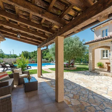 Villa Beautiful Natura With Pool In