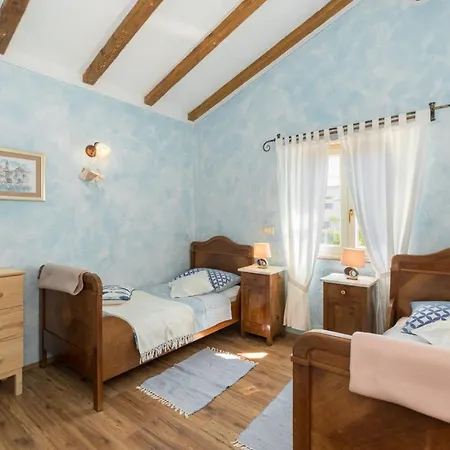 Villa Beautiful Natura With Pool In