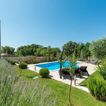 Villa Beautiful Natura With Pool In