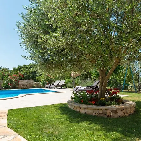 Beautiful Natura With Pool In