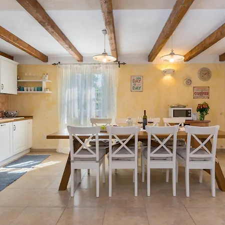 Villa Beautiful Natura With Pool In