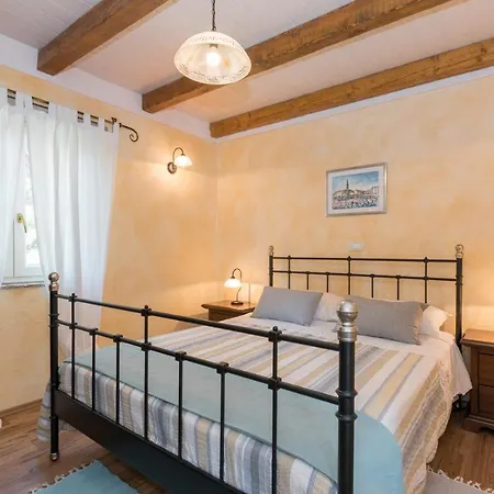 Villa Beautiful Natura With Pool In