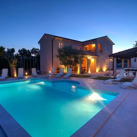 Villa Beautiful Natura With Pool In *