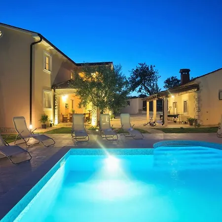 Beautiful Natura With Pool In