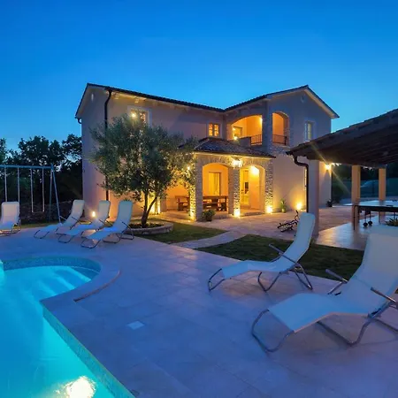 Villa Beautiful Natura With Pool In