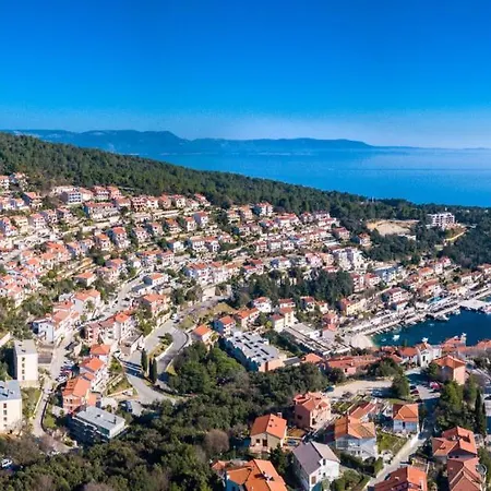 Beautiful Natura With Pool In * Лабин