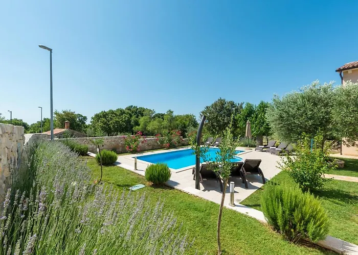 빌라 Beautiful Natura With Pool In