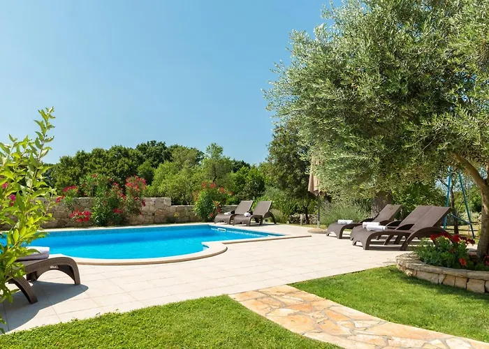 Beautiful Natura With Pool In