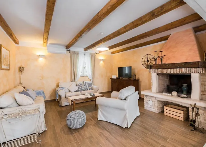 빌라 Beautiful Natura With Pool In 라빈