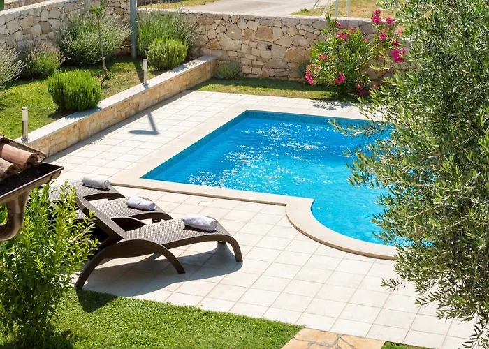 Beautiful Natura With Pool In 빌라