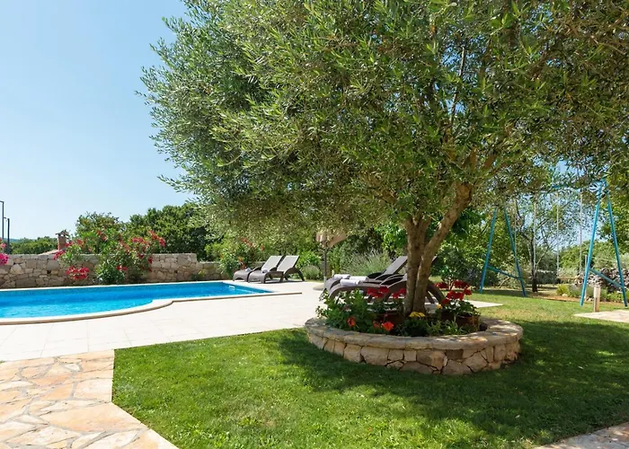 Beautiful Natura With Pool In