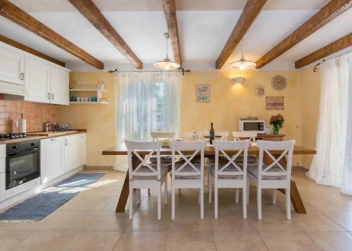 빌라 Beautiful Natura With Pool In