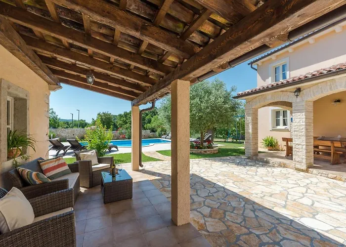 빌라 Beautiful Natura With Pool In