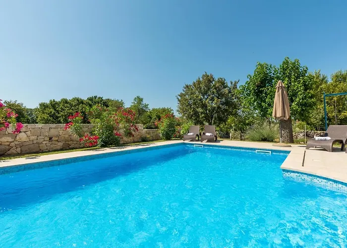 Beautiful Natura With Pool In 빌라 라빈