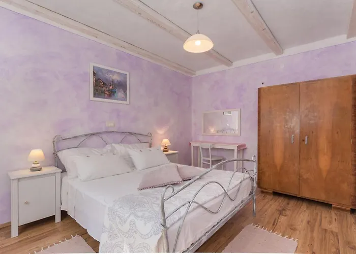 Beautiful Natura With Pool In