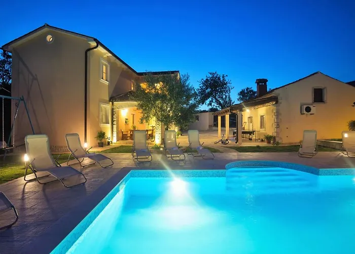 Beautiful Natura With Pool In