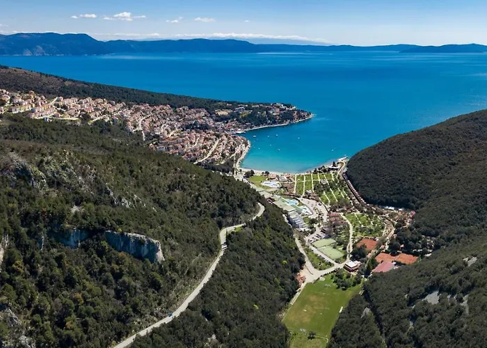 Beautiful Natura With Pool In