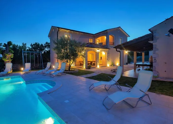 빌라 Beautiful Natura With Pool In