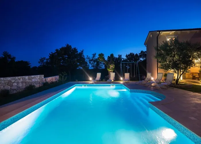 빌라 Beautiful Natura With Pool In 라빈