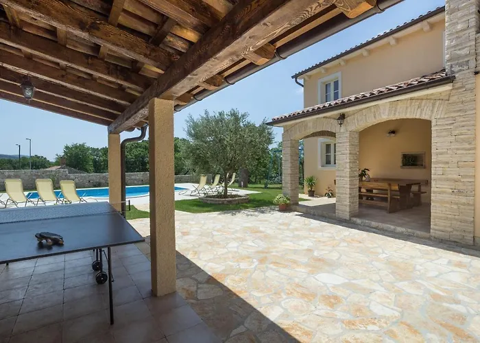 Beautiful Natura With Pool In 빌라 *